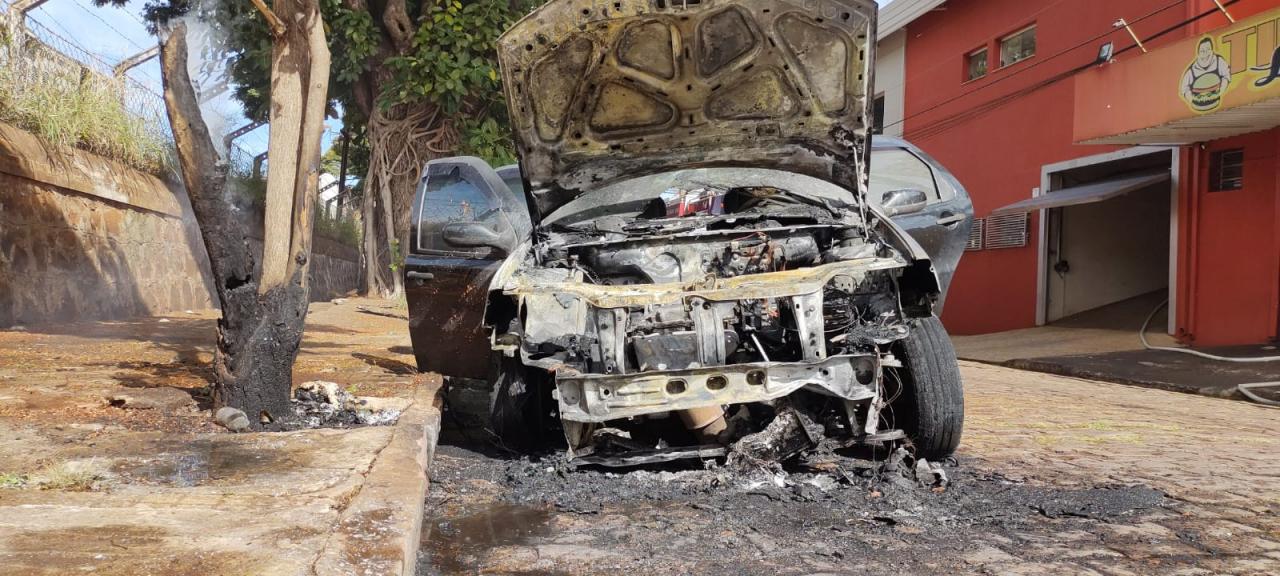 Foto 9 de 15 — Carro pega fogo perto da Via Expressa em Araraquara